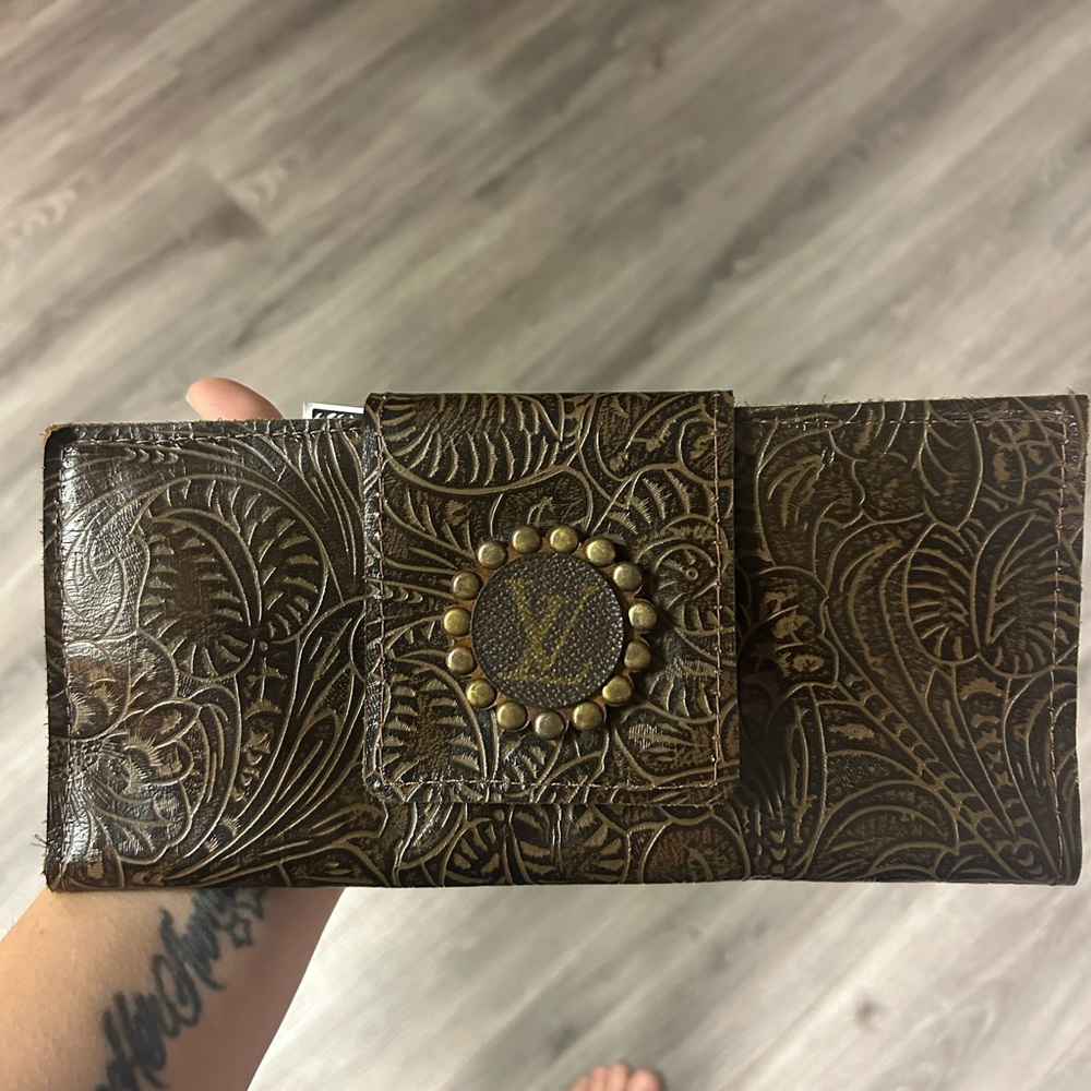 Leather KIG Wallet w/ LARGE Studded Emblem - NEW